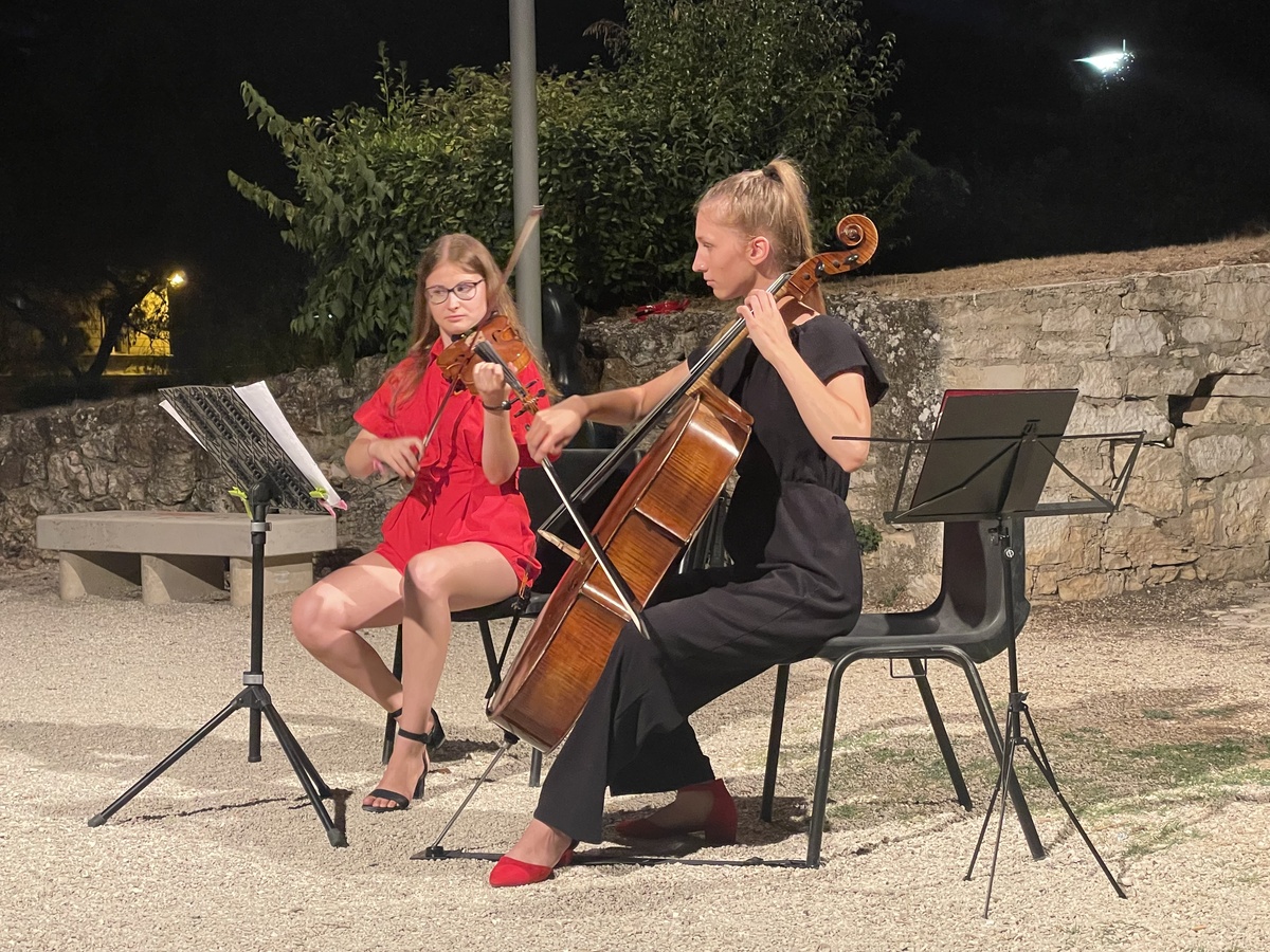 Slika - violinistica Letizie Ulike Roce i violončelistica Anamarine Bukovnik