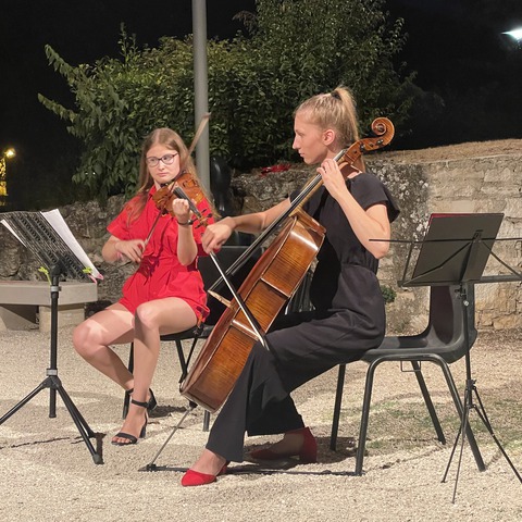 Slika - violinistica Letizie Ulike Roce i violončelistica Anamarine Bukovnik