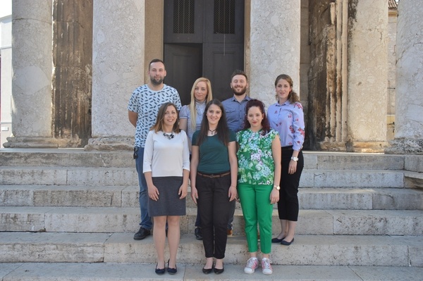 Članovi Savjeta mladih Grada Pule ispred Augustovog hrama