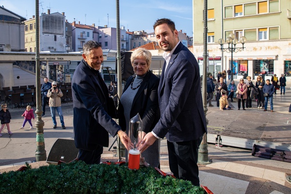 Upaljena treća adventska svijeća