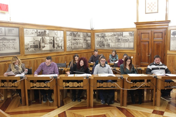 Članovi Savjeta mladih Grada Pule u Gradskoj vijećnici