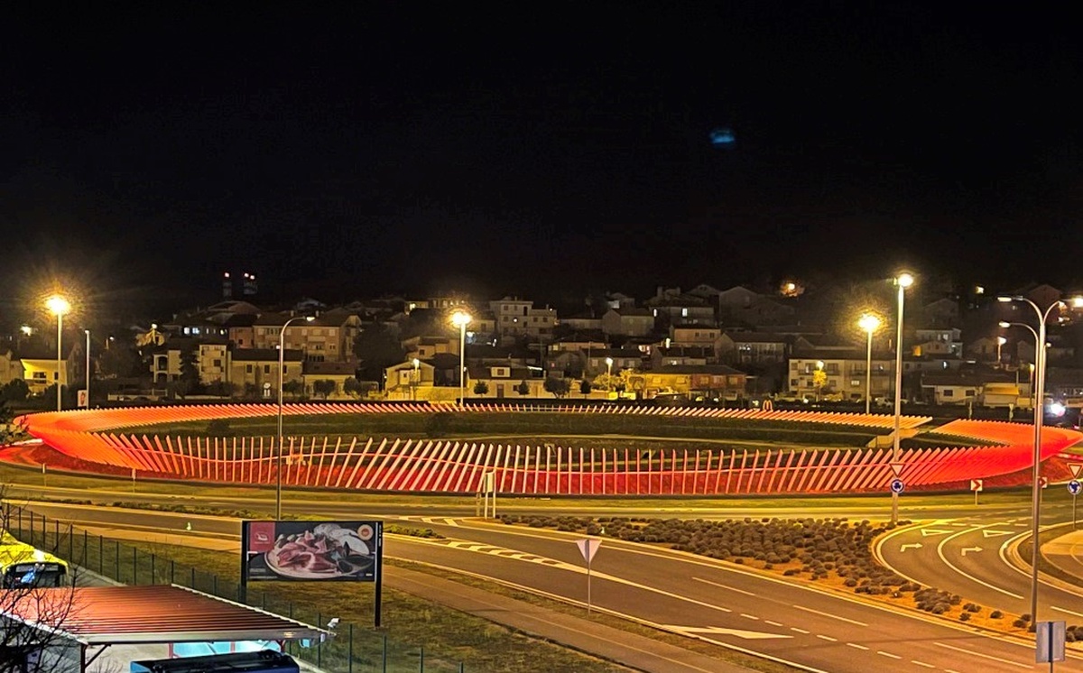 Pulski divovi i veliki rotor svijetlit će u crvenoj boji povodom 20. obljetnice "Kravate oko Arene"