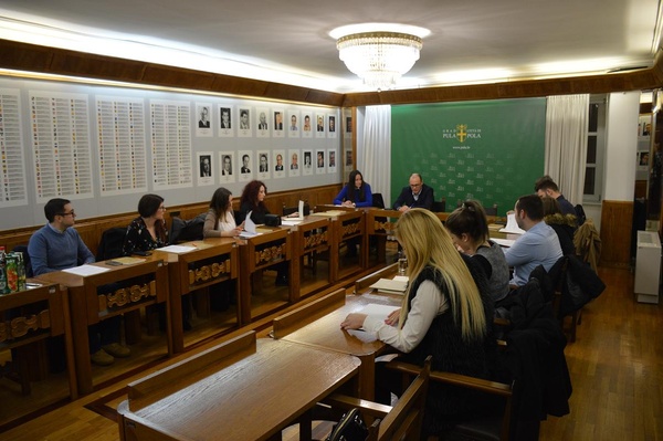 Konstituirajuća sjednica u Komunalnoj palači sa predsjednikom Gradskog vijeća Grada Pule Tizianom Sošićem te Lenom Radunić i Denisom Marasom iz Upravnog odjela za kulturu Grada Pule