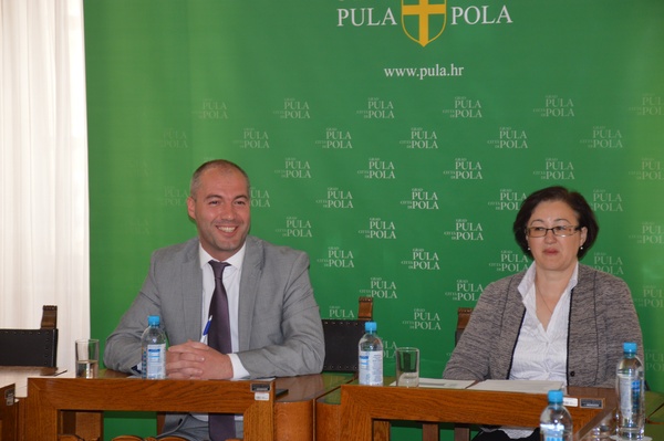 Zamjenik gradonačelnika Grada Pule Robert Cvek i pročelnica Upravnog odjela za financije i opću upravu Vesna Sajić