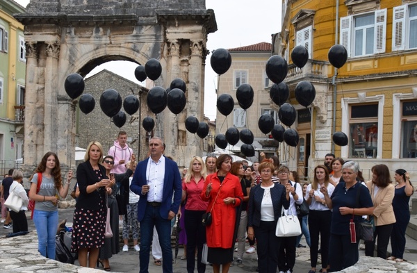 Sudionici obilježavanja Nacionalnog dana borbe protiv nasilja nad ženama