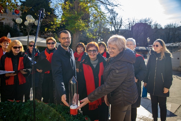 upaljena četvrta adventska svijeća