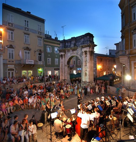 Pula u brojkama iz popisa 2001. 9zlatna_-noc2.jpg