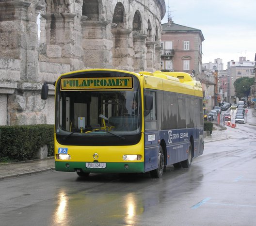 Uslikan autobus ispred Arene